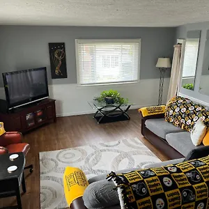 North Side Bungalow - Sleeps 8! Pittsburgh